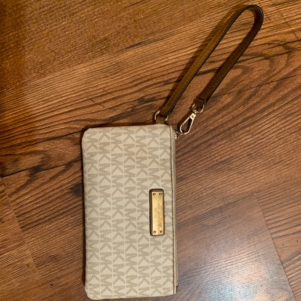 Michael kors wristlet